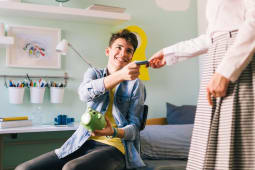 Une mre donnant de l'argent de poche  son fils