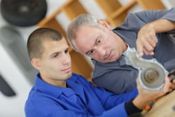 Un apprenti mcanicien avec son matre
