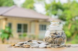 Une tirelire devant une maison