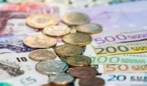 Billets et pices en euros et en livres sterling
