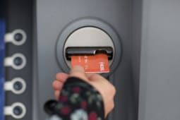 Retrait dans un DAB avec une carte Nickel