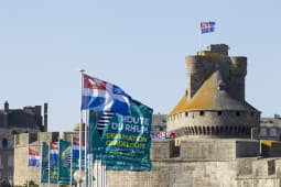 Drapeau de la Route du Rhum 2018 sur fond de remparts de Saint-Malo