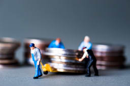 Des figurines prenant de l'argent