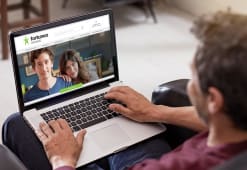 Un homme consulte le site web de Fortuneo