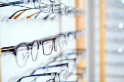 Lunettes sur prsentoir chez un opticien
