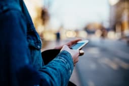 Femme consultant son mobile