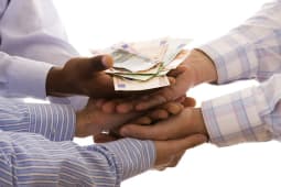 Mains jointes pour recevoir de l'argent