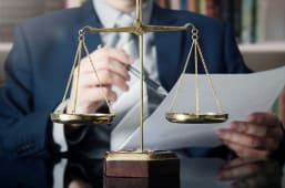 Balance de la justice, dans le bureau d'un magistrat