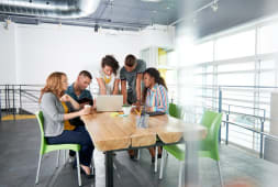 Groupe de personnes au travail devant un ordinateur