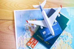 Billets d'avion, passeport et carte bancaire