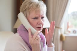 Une personne ge au tlphone