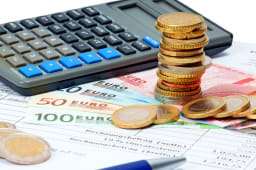 Une calculatrice sur un relev et des billets