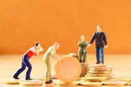 Figurines de travailleurs sur des pices de monnaie