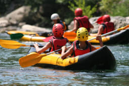 Des enfants faisant du kayak