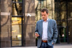 Quarantenaire utilisant un smartphone