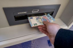 Retrait  un distributeur automatique de billets