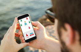 Homme utilisant son mobile pour diviser une dpense entre ses amis