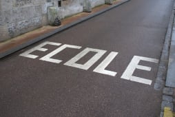 marquage au sol  l'abord d'une cole