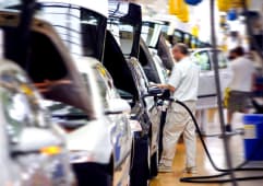 homme travaillant dans une usine de fabrication automobile