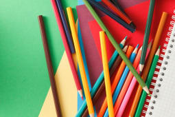 Cahiers et crayons