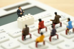 Des figurines sur une calculatrice