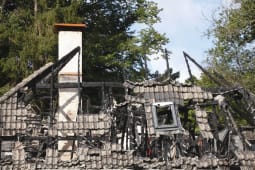 Maison en ruine aprs un incendie