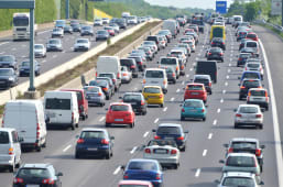Circulation automobile sur autoroute
