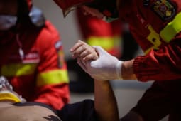 Pompiers secourant un bless