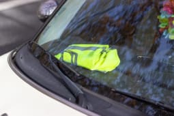 Gilet jaune sur le tableau de bord d'une voiture