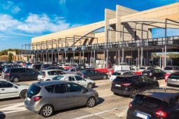 Files de voitures devant un page autoroutier