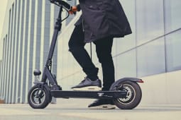 Gros plan sur une trottinette lectrique