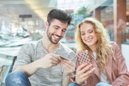 Couple qui achte en ligne