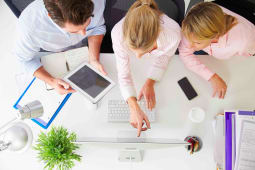 Travail de bureau sur ordinateur