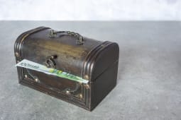 Un coffre et un billet