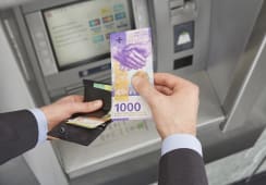 Retrait au distributeur d'un billet de 1000 francs suisses