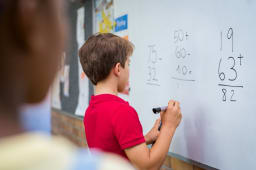 Elve faisant des calculs au tableau
