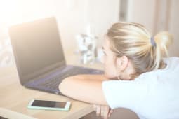 Femme fatigue devant son ordinateur