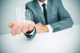 Immeubles virtuels poss sur une main