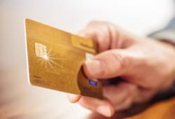 Personne prsentant une carte bancaire dore