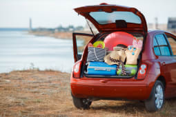 Valises et sacs dans le coffre d'une voiture