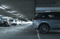SUV gar dans un parking souterrain