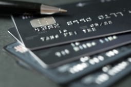 Pile de cartes bancaires noires