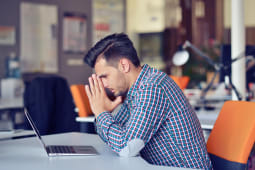 Un homme fatigu et inquiet devant son ordinateur