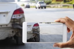 Photo prise avec un smartphone d'un accident de la route