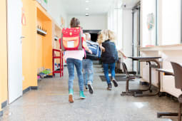 Enfants courant dans le couloir d'une cole