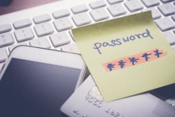 Mot de passe not sur un post-it devant un clavier d'ordinateur