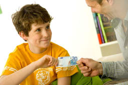 Un pre donne un billet de 20 euros  son fils