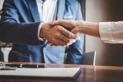 un emprunteur et un courtier immobilier tombent d'accord pour le prt
