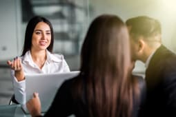 conseiller bancaire et ses clients