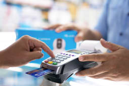 Consommateur tapant son code de carte bancaire